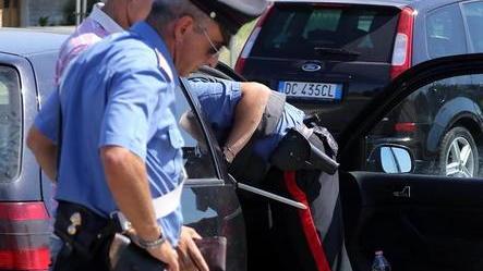 Pistola, coltello e droga: arrestato dopo il posto di blocco