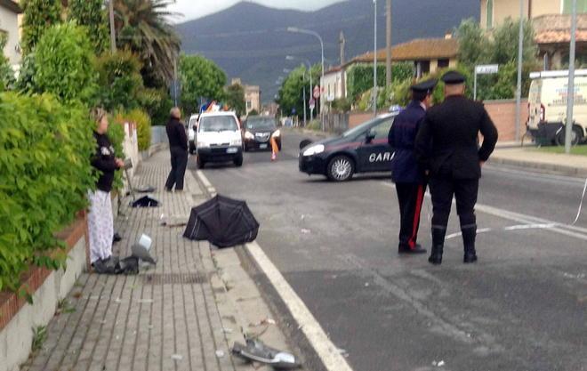Ubriaco centra un’auto in sosta, schivata consigliera