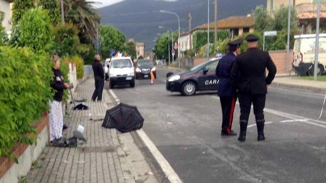 Ubriaco centra un’auto in sosta, schivata consigliera