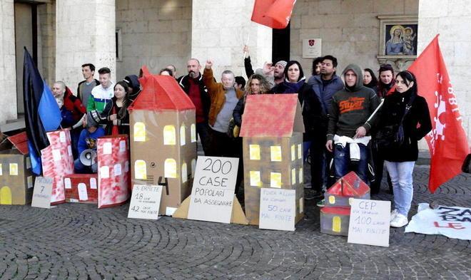 Manifestazione in centro «Casa e reddito per tutti»