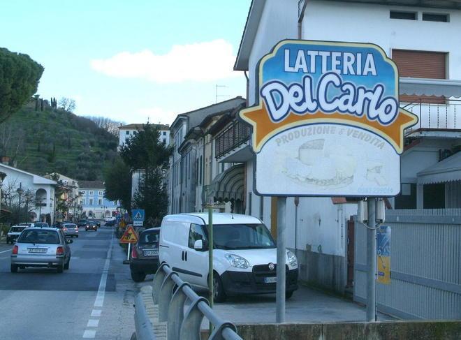 Svuotata latteria a Porcari via soldi, formaggi e vino 