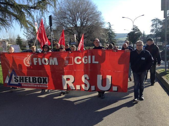 I lavoratori della Shelbox "occupano" il Comune 