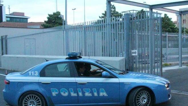 Aggredisce con un coltello la fidanzata tradita