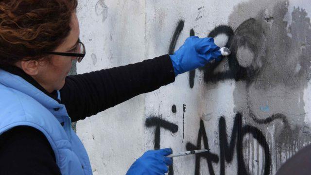 I restauratori puliscono le scritte sulla basilica delle Carceri a Prato