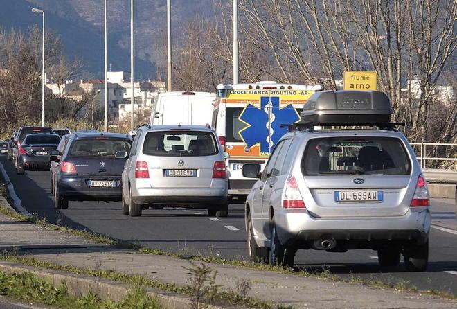 Auto contro bici, muore ciclista al ponte delle Bocchette 