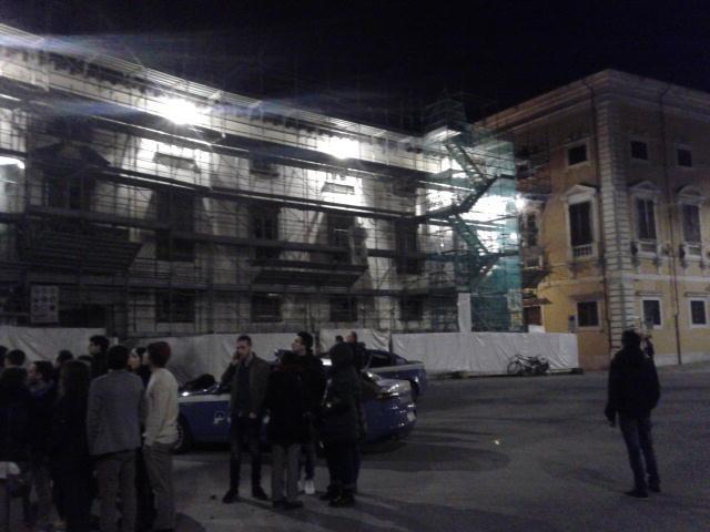 Ubriaco si arrampica sui ponteggi 