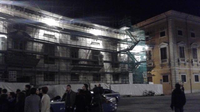 Ubriaco si arrampica sui ponteggi