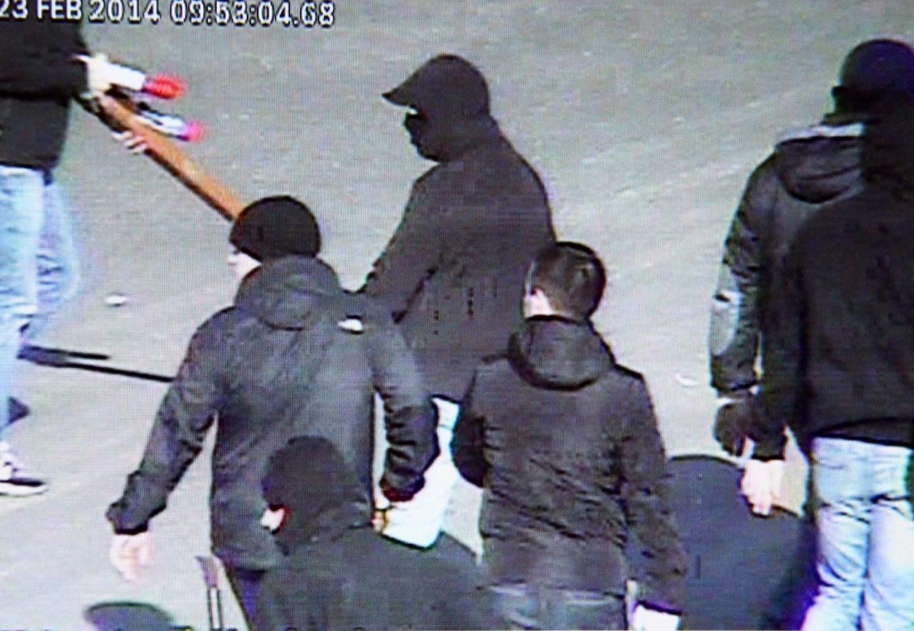 Scontri fuori dallo stadio, mazze di ferro e bulloni sequestrati dalla polizia 