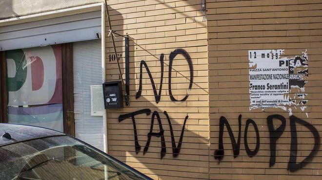 Scritte “No Tav” sul muro della sede Pd di San Giusto