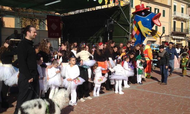 Sole e coriandoli al Carnevale elbano