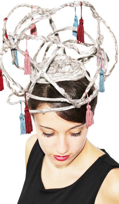 La modista che crea anche i cappelli fatti con la pietra 