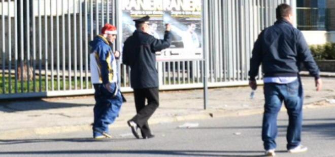 Il tifoso babbo Natale lasciato dagli amici allo stadio 