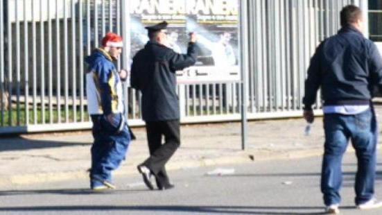 Il tifoso babbo Natale lasciato dagli amici allo stadio