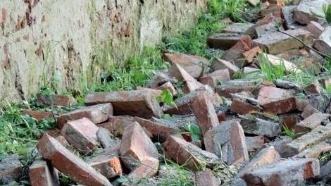 Il muro del parco sta crollando Cosa si aspetta a intervenire?