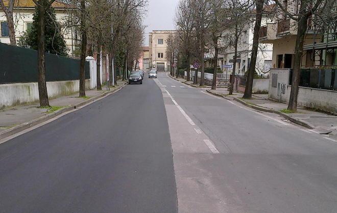 Una strada asfaltata... a metà 