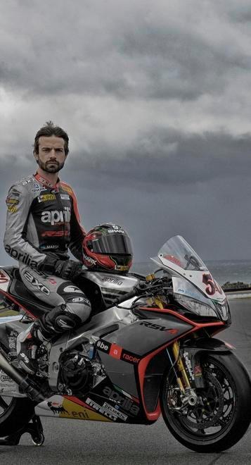 Aprilia, che partenza Le moto argentate brillano in Australia 