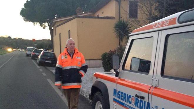 Rompe un braccio al pedone e fugge