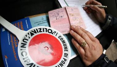 Guida con la patente sospesa, è nei guai 