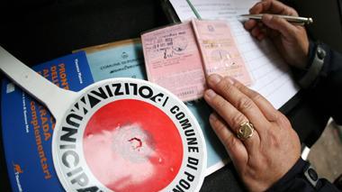 Guida con la patente sospesa, è nei guai