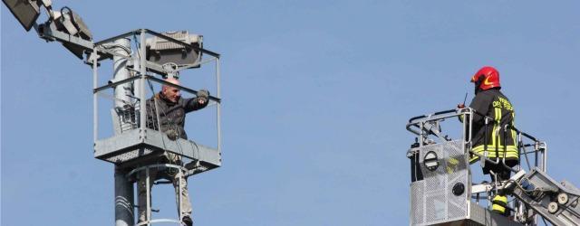 Minaccia di buttarsi da un palo delle luce del campo di calcio in via Galcianese a Prato