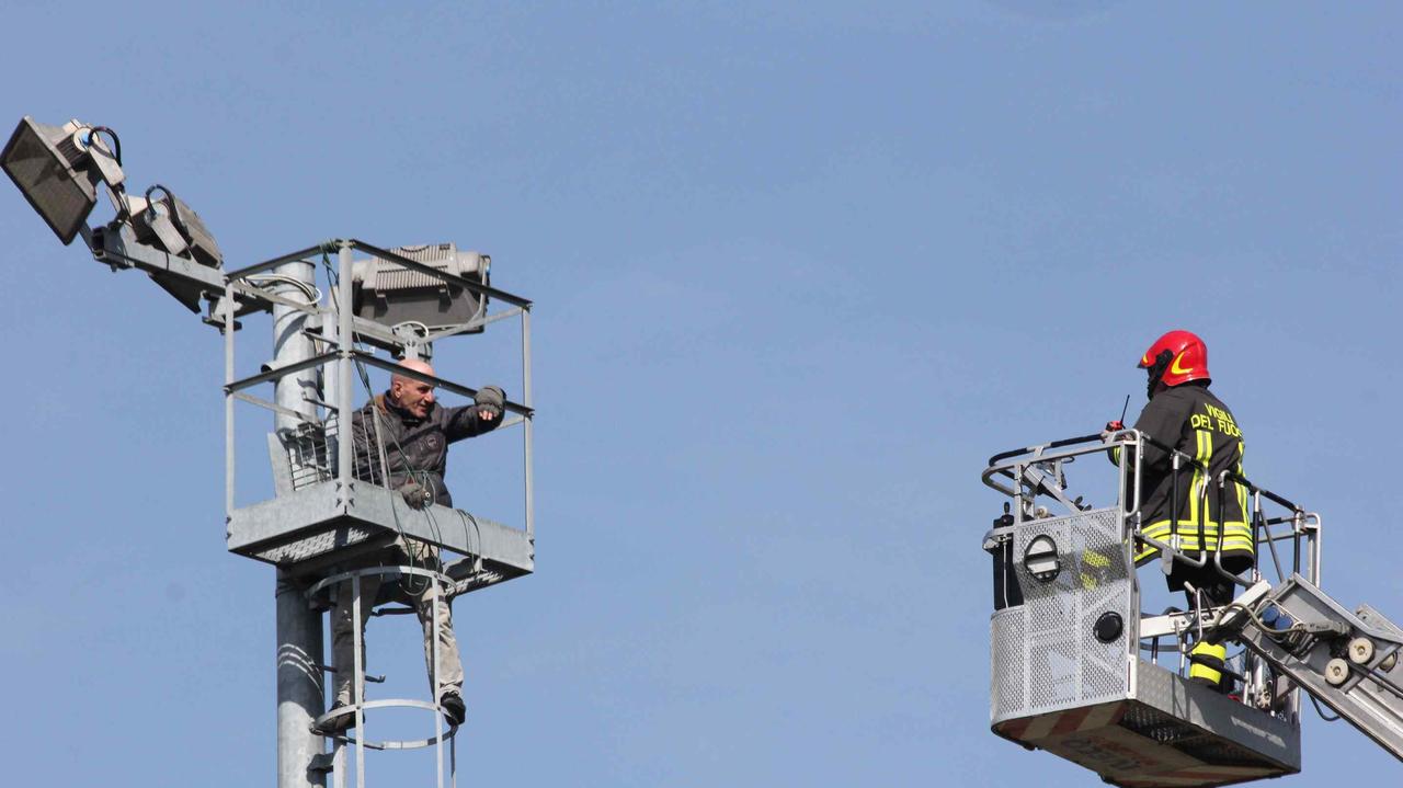 Sceso dalla torre d’illuminazione l’uomo che minacciava di gettarsi di sotto