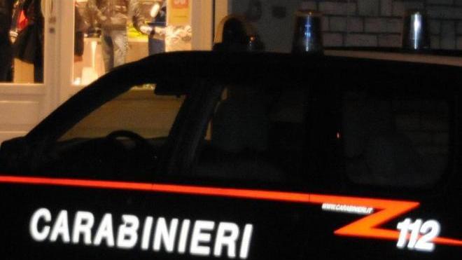 Bandito solitario rapina la farmacia