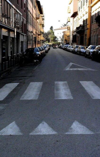 Vandali scatenati sulle auto in centro: residenti infuriati