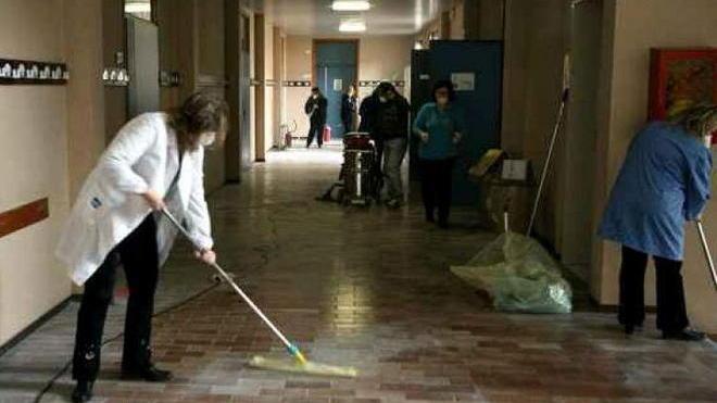Bidelle, allarme per i tagli nelle scuole