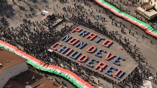 Cinque anni fa "Prato non deve chiudere". L'ex presidente della Provincia: srotoliamo ancora il Tricolore