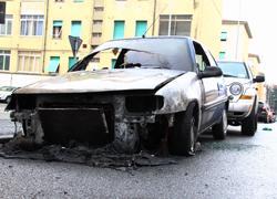 Auto in fiamme nella notte, si sospetta il dolo 