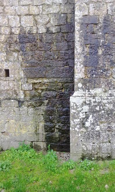 Il muro storico che trasuda acqua 