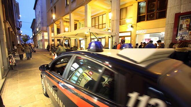 Presi due ladri dopo il furto in un appartamento