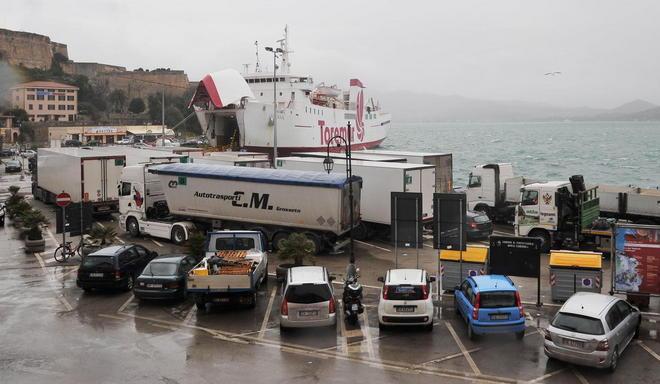 I pendolari: «Prima e ultima corsa garantite da navi idonee» 
