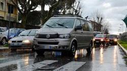 Anziana investita sulle strisce di fronte al poliambulatorio