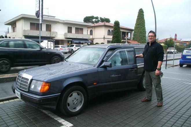 Compra un carro funebre d’epoca e lo usa per spostarsi 