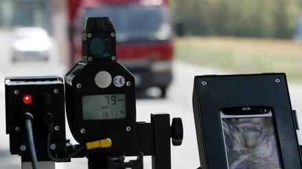 Fermata in auto a 160 km/h, picchia due vigilesse e poi fugge