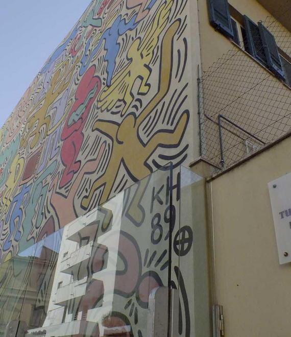 Un’area giochi sorgerà di fronte al murale di Haring