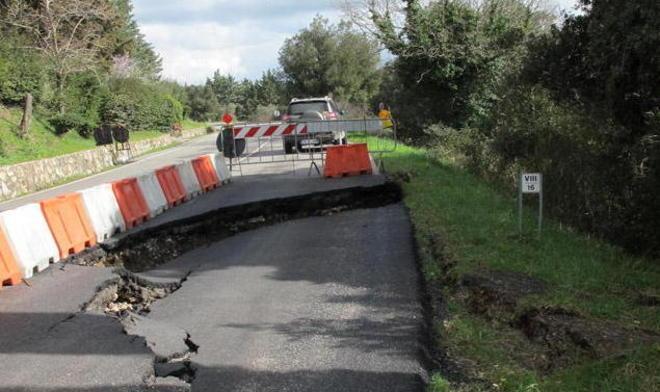 Frane a raffica sulle strade, gravi disagi a Monteverdi 