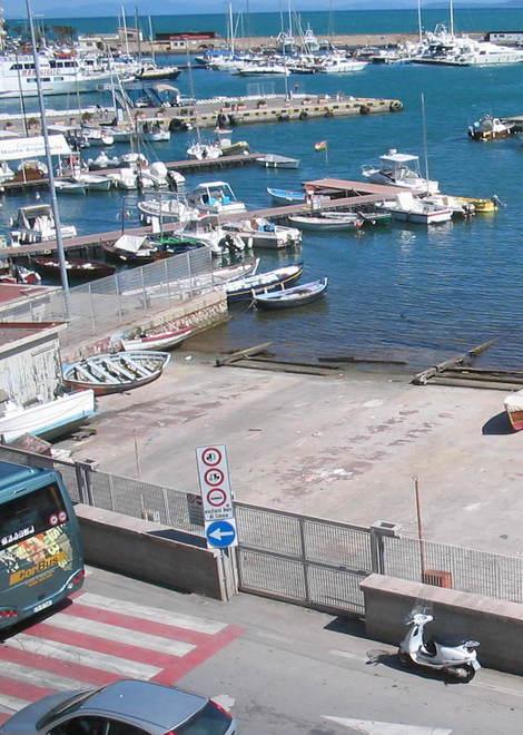 Rifiuti in banchina L’Authority ordina lo sgombero 