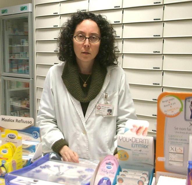 Pistola in mano rapina la farmacia 