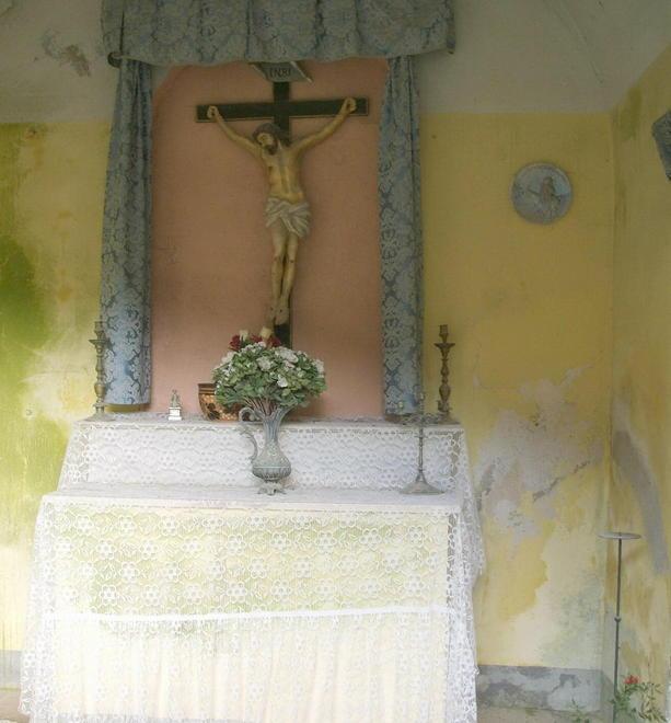Svuotata la cappellina accanto alla villa 