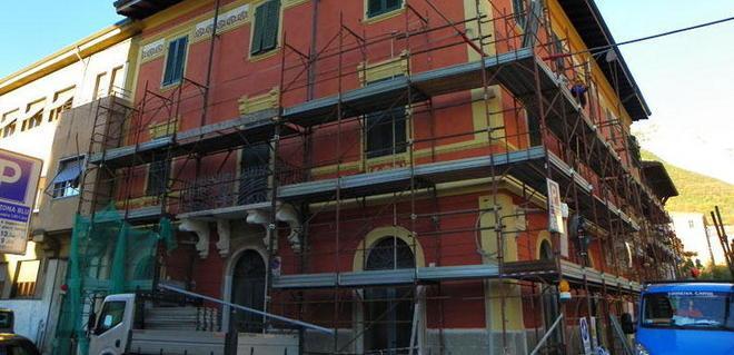 Artigiano fa i lavori nel condominio in cui vive ma non viene pagato 