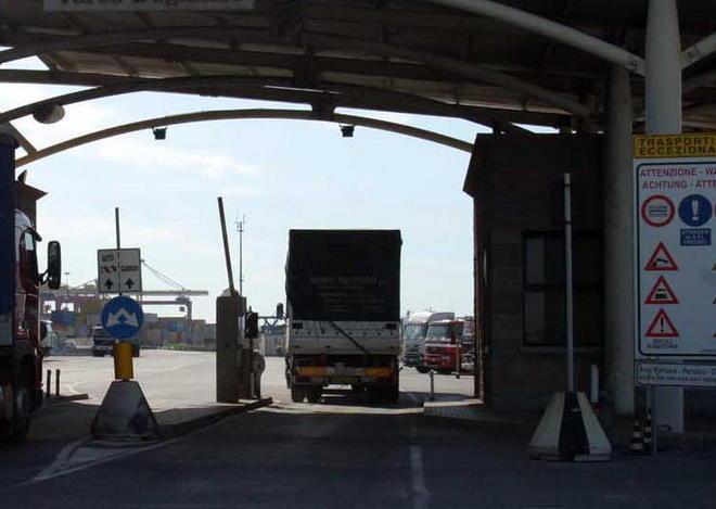Sos lavoro nero in porto, con le nuove tessere annuali altolà ai camionisti abusivi 