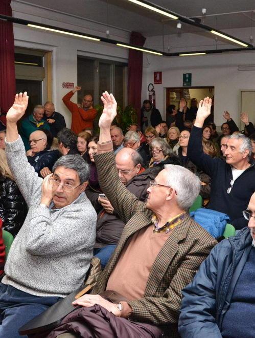 Nome unico, fumata grigia a sinistra 