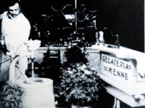 Bandiera bianco-celeste sulla Gelati Menne 