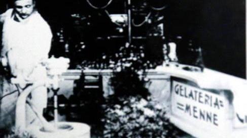 Bandiera bianco-celeste sulla Gelati Menne