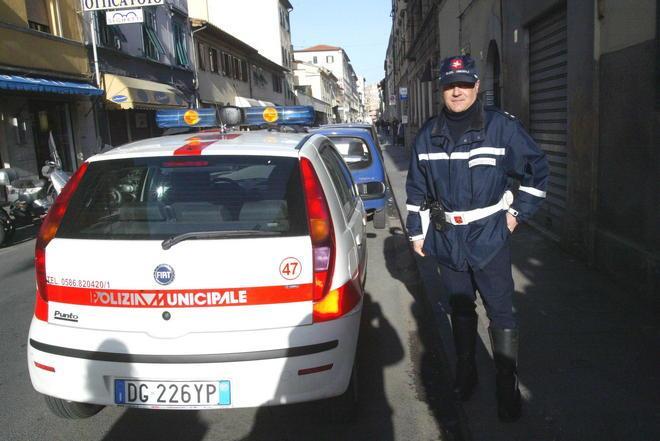 Viaggiava sull’auto messa sotto sequestro: denunciato 
