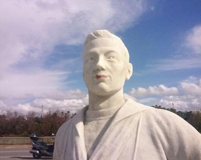 Imbrattata col rossetto la statua del Marinaio