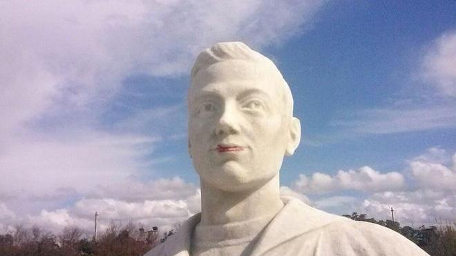 Imbrattata col rossetto la statua del Marinaio