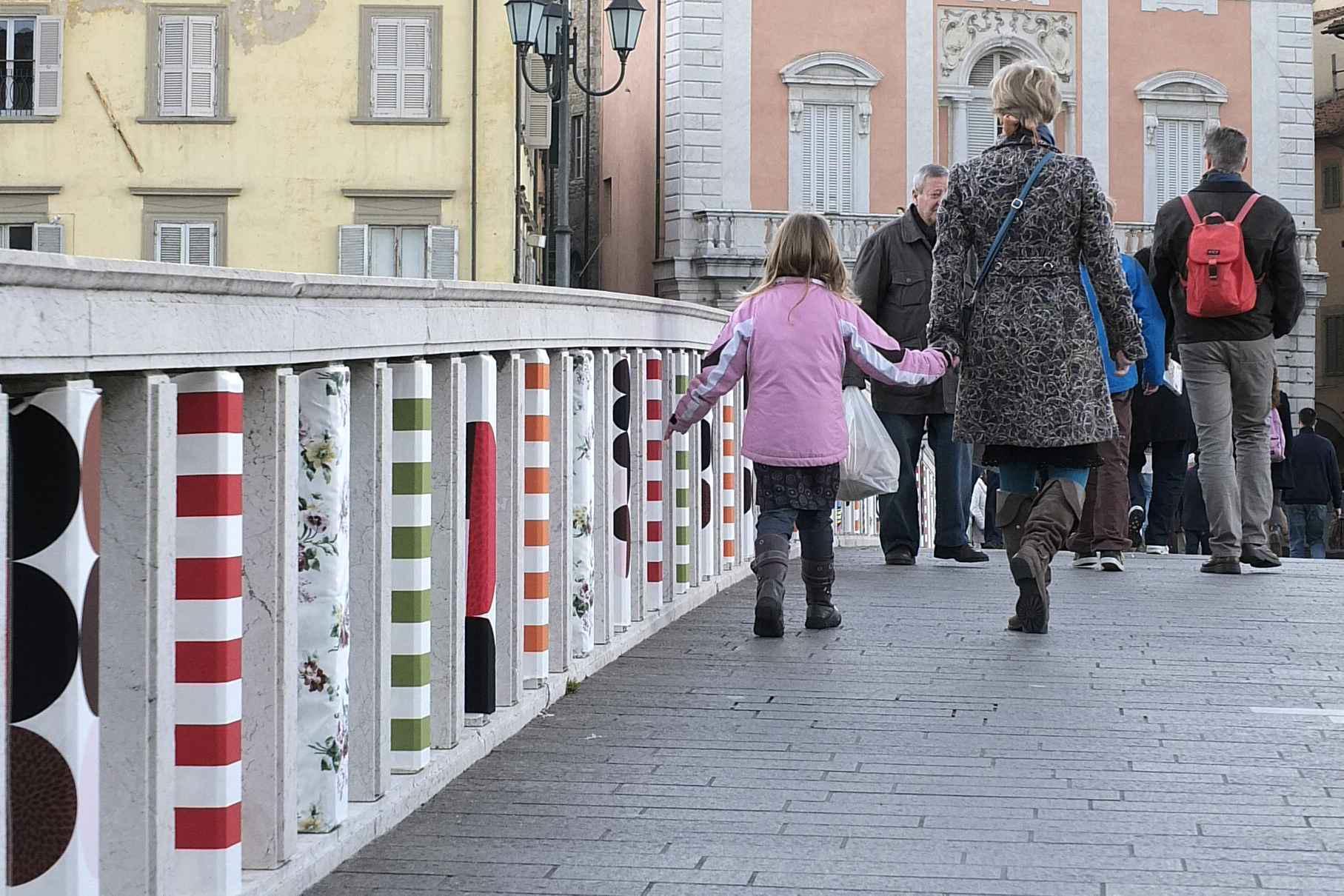 Ikea “invade” il centro con centinaia di manifesti colorati 